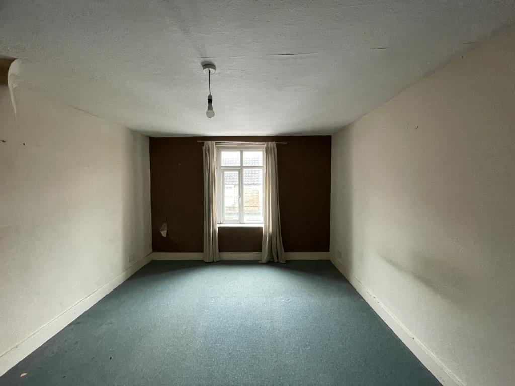 Lot: 128 - MIXED-USE DEVELOPMENT OPPORTUNITY WITH THREE GARAGES AND SIX PARKING SPACES - General view of First floor bedroom
